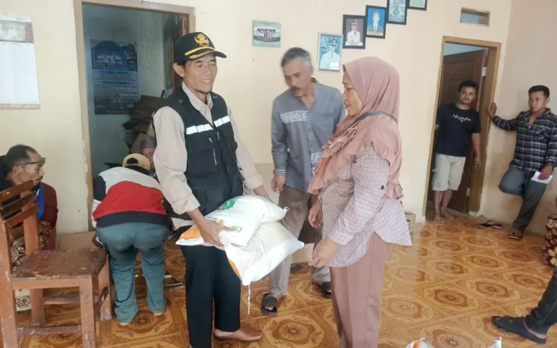 Pemdes sukamulya Salurkan Bansos Sembako Kepada warga