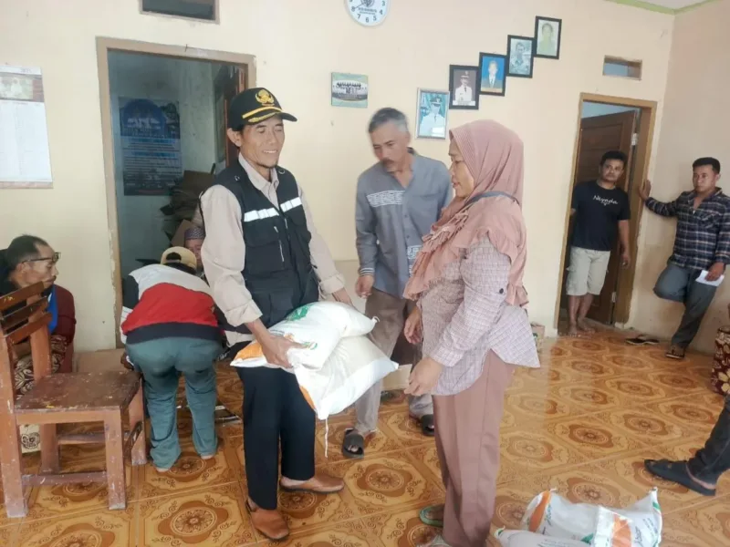 Pemdes sukamulya Salurkan Bansos Sembako Kepada warga