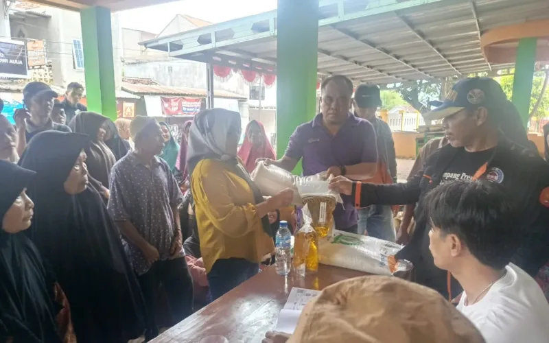 Pemdes Depok Salurkan Bantuan Sembako Kepada Warganya
