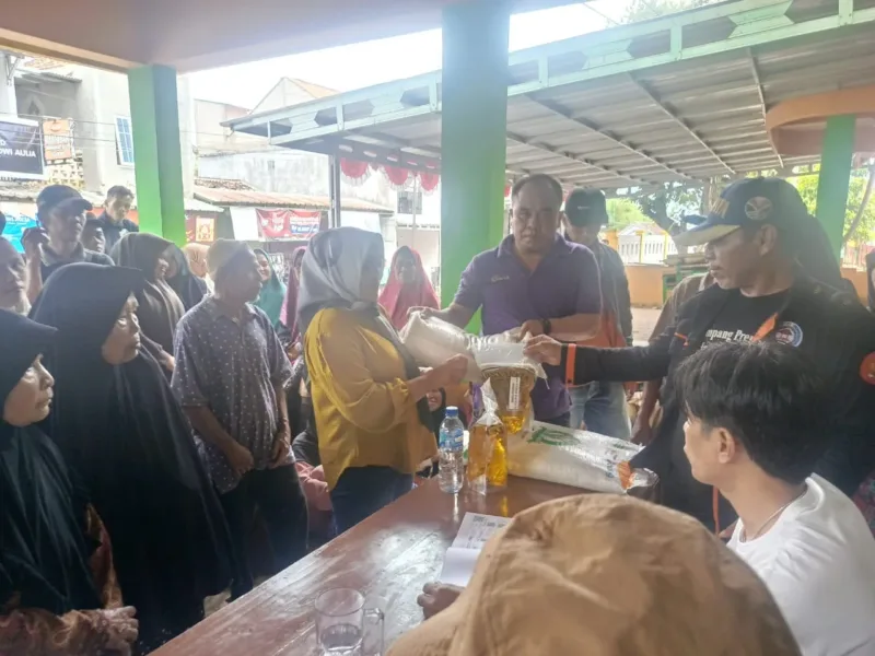 Pemdes Depok Salurkan Bantuan Sembako Kepada Warganya