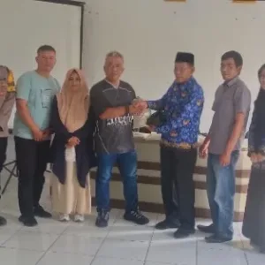 Direktur BUMDes SKB Mandiri Feriyanto  Serahkan Bantuan Sembako untuk Anak Yatim Piatu