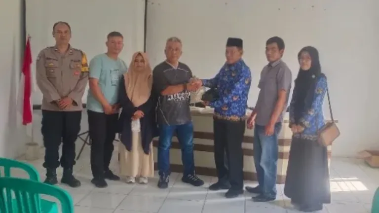 Direktur BUMDes SKB Mandiri Feriyanto  Serahkan Bantuan Sembako untuk Anak Yatim Piatu