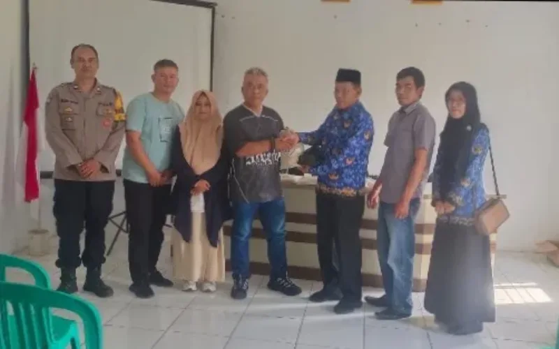 Direktur BUMDes SKB Mandiri Feriyanto  Serahkan Bantuan Sembako untuk Anak Yatim Piatu