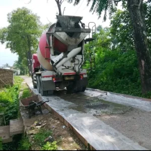Pemdes Sindangratu Merealisasikan Anggaran Bantuan untuk Pembangunan Jalan Lingkungan dengan Redy Mix