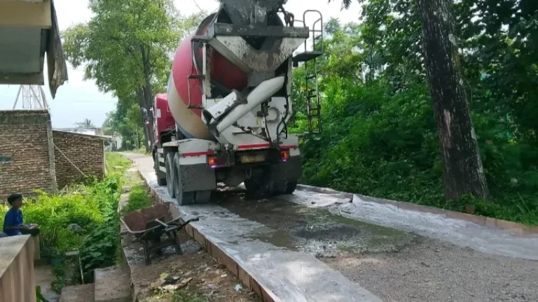 Pemdes Sindangratu Merealisasikan Anggaran Bantuan untuk Pembangunan Jalan Lingkungan dengan Redy Mix