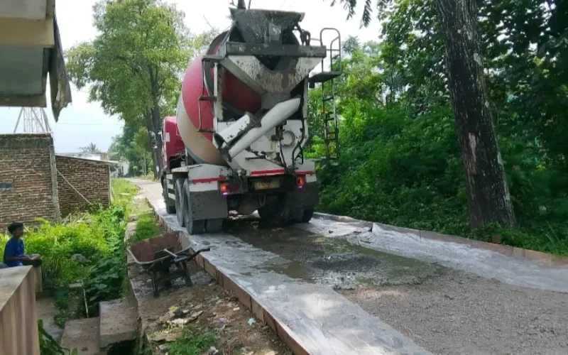 Pemdes Sindangratu Merealisasikan Anggaran Bantuan untuk Pembangunan Jalan Lingkungan dengan Redy Mix