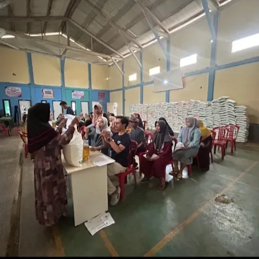 410 KPM Desa Sakawayana Terima Bantuan Pangan, Warga Antusias