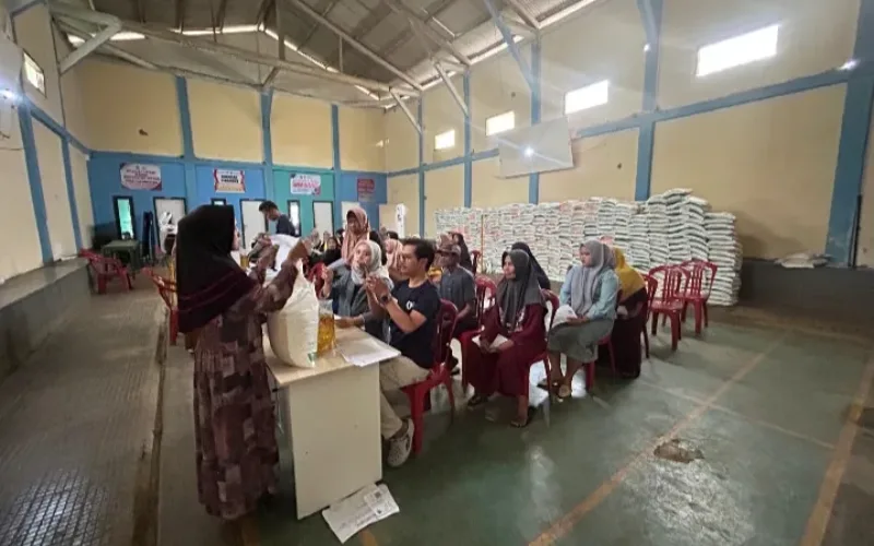 410 KPM Desa Sakawayana Terima Bantuan Pangan, Warga Antusias