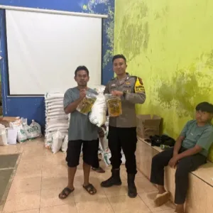 Polsek Malangbong Monitoring Penyaluran Bantuan Pangan di Desa Cilampuyang