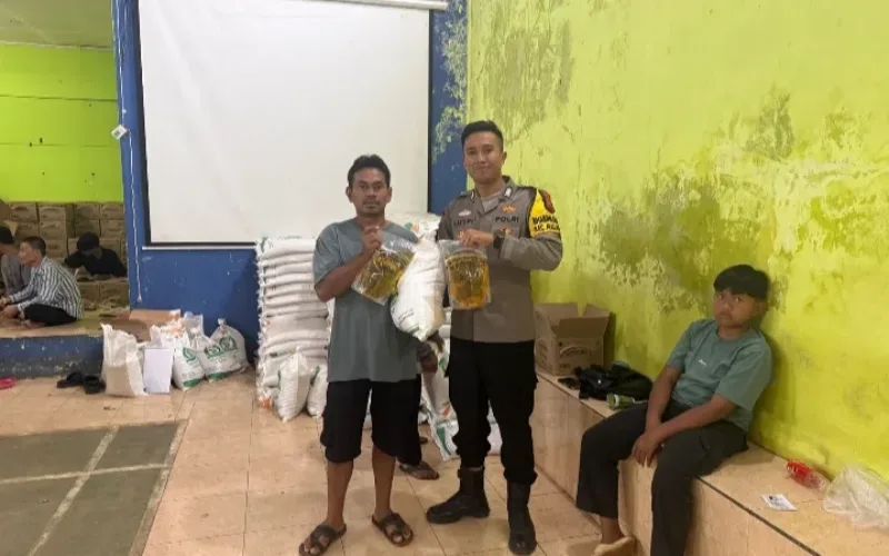 Polsek Malangbong Monitoring Penyaluran Bantuan Pangan di Desa Cilampuyang