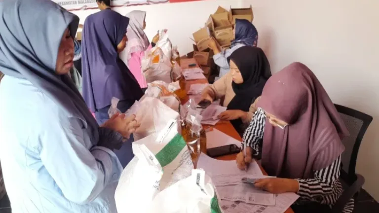 Distribusi Beras dan Minyak Goreng di Desa Sukaratu Berjalan Tertib