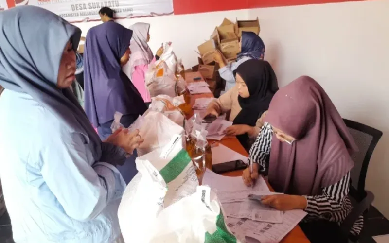 Distribusi Beras dan Minyak Goreng di Desa Sukaratu Berjalan Tertib