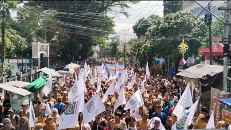 Ratusan Kepala Desa dan Ribuan Perangkat Desa Datangi DPRD Garut, Tolak Pemotongan ADD