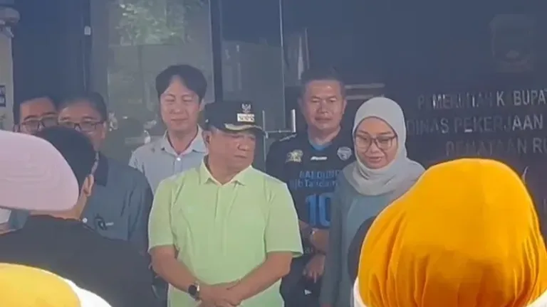 Jalan Sehat dan Aksi Bersih-Bersih Lingkungan dalam Rangka Hari Bakti PU ke-80