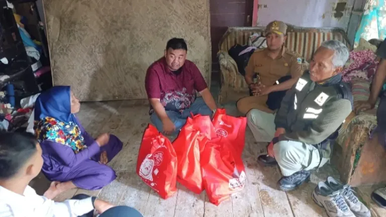 Janda Tua Didatengin Anggota DPRD Yudha Puja Turnawan Di Hari Ibu
