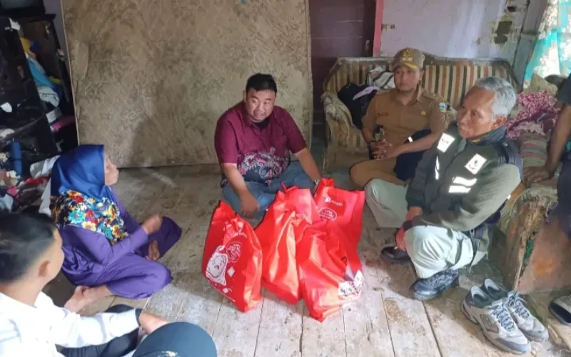 Janda Tua Didatengin Anggota DPRD Yudha Puja Turnawan Di Hari Ibu