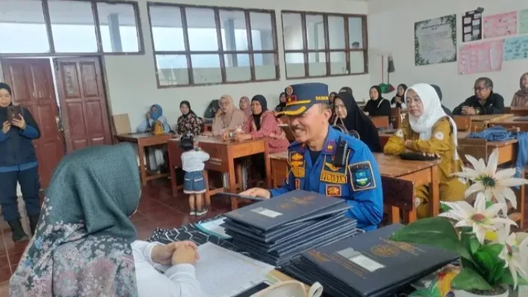 Bantuan Damkar dalam Pengambilan Rapor Siswa SMAN 8