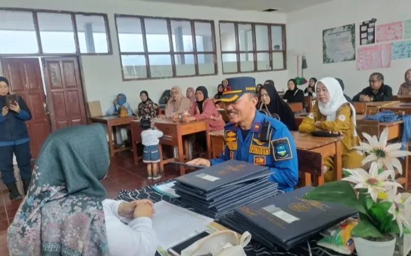 Bantuan Damkar dalam Pengambilan Rapor Siswa SMAN 8