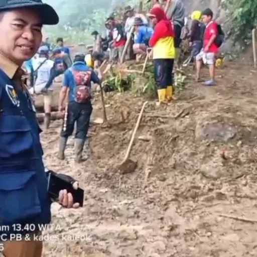 Gotong Royong Warga Desa Kaleok Membuka Akses Jalan Utama Menuju Ke Kota Yang Tertimbun Longsor
