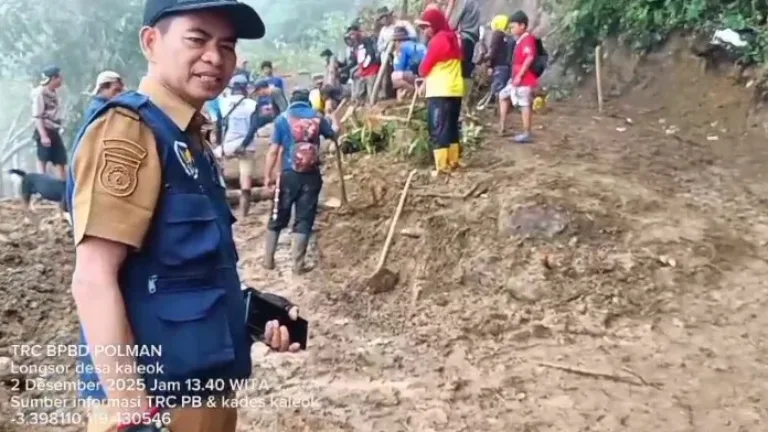 Gotong Royong Warga Desa Kaleok Membuka Akses Jalan Utama Menuju Ke Kota Yang Tertimbun Longsor