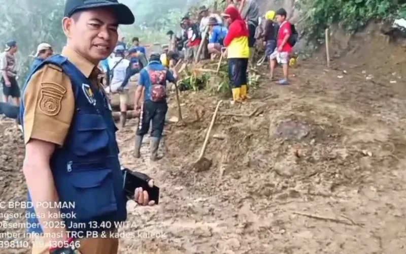 Gotong Royong Warga Desa Kaleok Membuka Akses Jalan Utama Menuju Ke Kota Yang Tertimbun Longsor