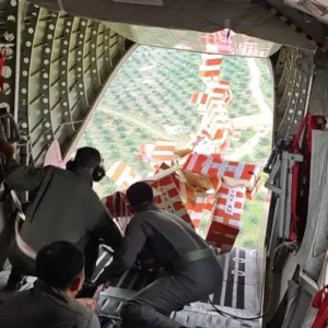 Dengan Metode Airdrop, TNI Kembali Suplai Logistik ke Wilayah Terisolasi Aceh Tamiang