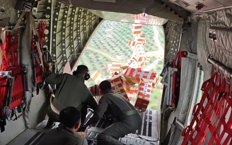 Dengan Metode Airdrop, TNI Kembali Suplai Logistik ke Wilayah Terisolasi Aceh Tamiang