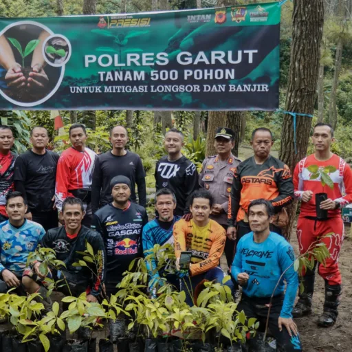 Kita Jaga Alam Dan Alam Jaga Kita, polres Garut Tanam Ratusan Pohon Di Batu Lempar