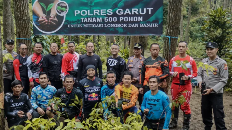 Kita Jaga Alam Dan Alam Jaga Kita, polres Garut Tanam Ratusan Pohon Di Batu Lempar