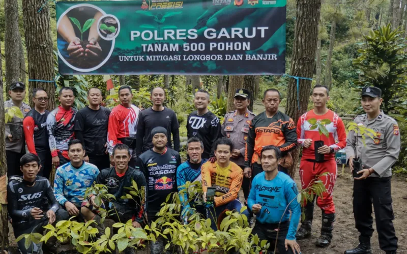 Kita Jaga Alam Dan Alam Jaga Kita, polres Garut Tanam Ratusan Pohon Di Batu Lempar