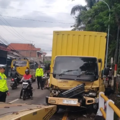 Truk Box Hilang Kendali Tabrak Tembok Jembatan Di Jalan Sudirman Garut, Satlantas Polres Garut Lakukan Penanganan Cepat
