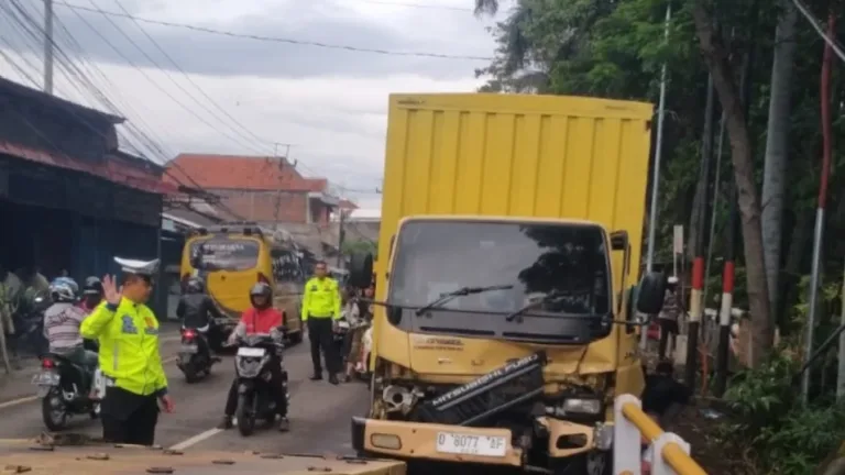 Truk Box Hilang Kendali Tabrak Tembok Jembatan Di Jalan Sudirman Garut, Satlantas Polres Garut Lakukan Penanganan Cepat