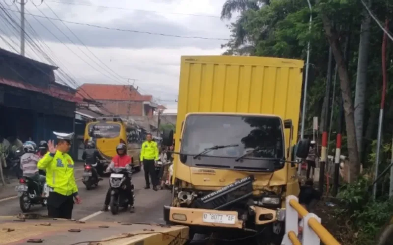 Truk Box Hilang Kendali Tabrak Tembok Jembatan Di Jalan Sudirman Garut, Satlantas Polres Garut Lakukan Penanganan Cepat