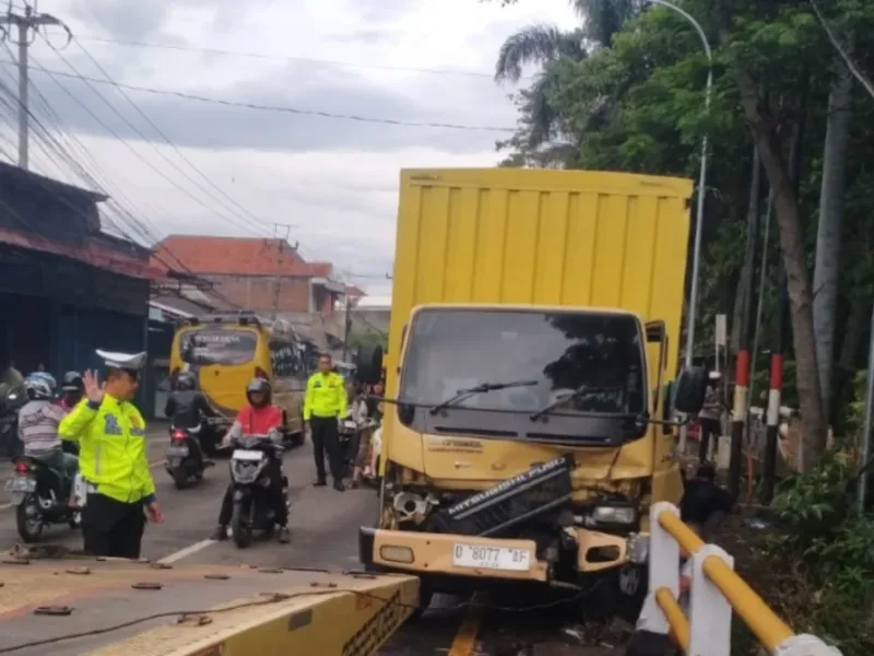 Truk Box Hilang Kendali Tabrak Tembok Jembatan Di Jalan Sudirman Garut, Satlantas Polres Garut Lakukan Penanganan Cepat