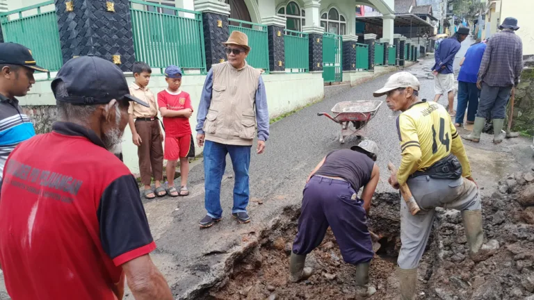 Gotong Royong Warga Desa Sukamanah Malalangbong Perbaiki Jalan Kabupaten Yang Rusak
