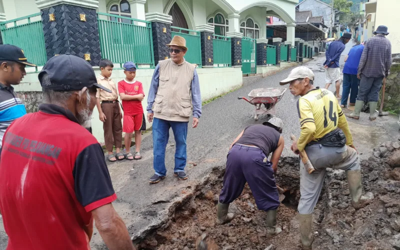 Gotong Royong Warga Desa Sukamanah Malalangbong Perbaiki Jalan Kabupaten Yang Rusak
