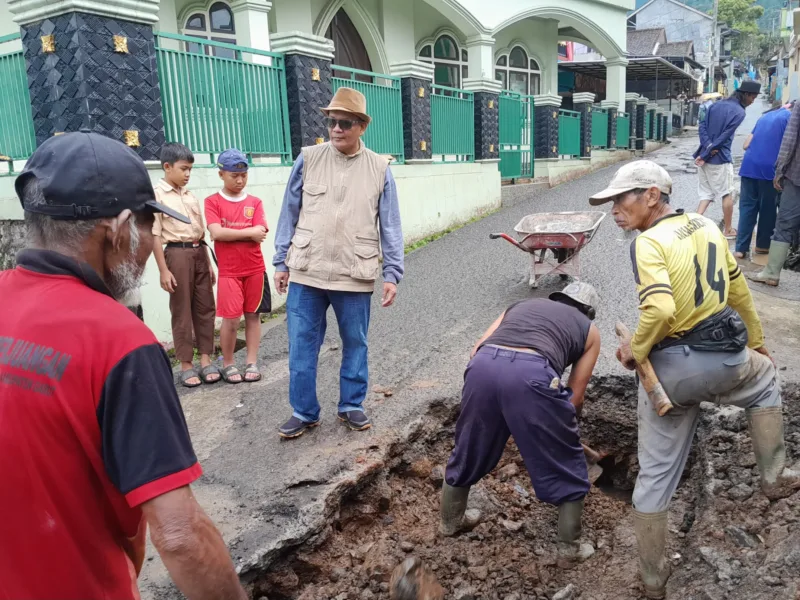 Gotong Royong Warga Desa Sukamanah Malalangbong Perbaiki Jalan Kabupaten Yang Rusak