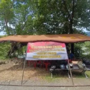 Satbrimob Polda Sulsel Bangun Jembatan Darurat di Desa Nepo Kab. Barru, Wujud Kepedulian untuk Akses Masyarakat