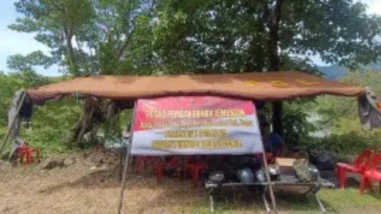 Satbrimob Polda Sulsel Bangun Jembatan Darurat di Desa Nepo Kab. Barru, Wujud Kepedulian untuk Akses Masyarakat