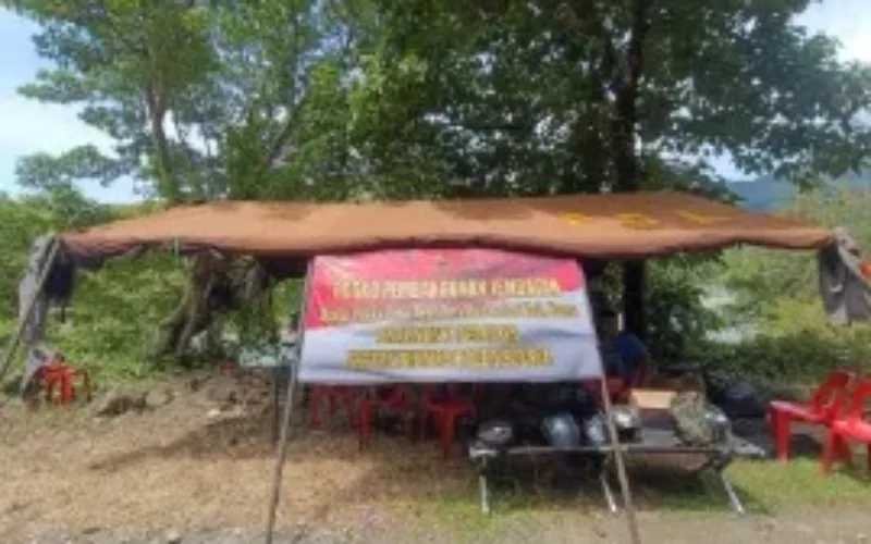 Satbrimob Polda Sulsel Bangun Jembatan Darurat di Desa Nepo Kab. Barru, Wujud Kepedulian untuk Akses Masyarakat