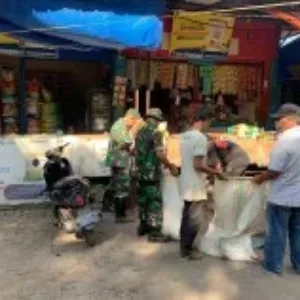 KORAMIL 1408-09/TAMALATE GELAR KARYA BHAKTI PEMBERSIHAN PASAR PABBAENG-BAENG ANTISIPASI BANJIR DAN PENYAKIT DI MUSIM HUJAN