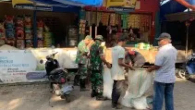 KORAMIL 1408-09/TAMALATE GELAR KARYA BHAKTI PEMBERSIHAN PASAR PABBAENG-BAENG ANTISIPASI BANJIR DAN PENYAKIT DI MUSIM HUJAN