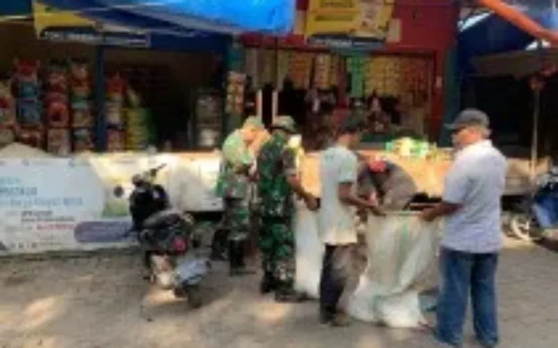 KORAMIL 1408-09/TAMALATE GELAR KARYA BHAKTI PEMBERSIHAN PASAR PABBAENG-BAENG ANTISIPASI BANJIR DAN PENYAKIT DI MUSIM HUJAN