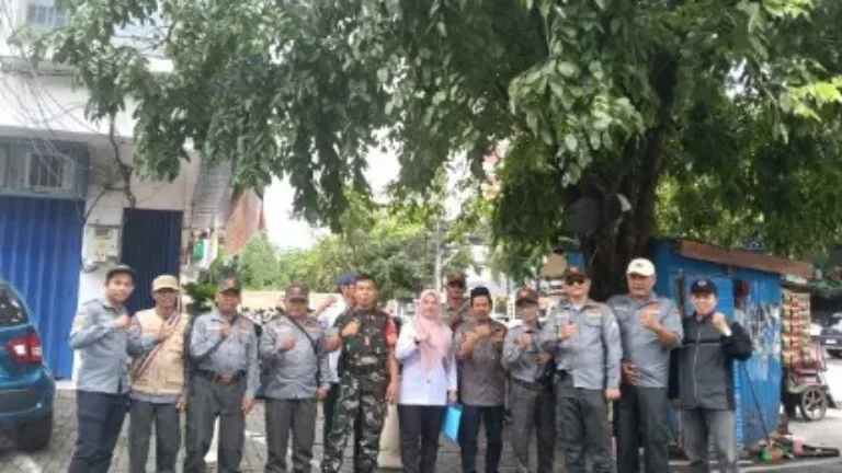 Kompak! Lurah, Babinsa, dan Linmas Ballaparang Turun Jalan Tertibkan Kawasan Jalan AP. Pettarani Berikan Edukasi dan Imbauan kepada Pedagang Kaki Lima