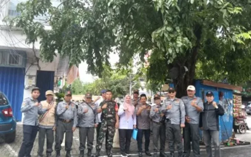 Kompak! Lurah, Babinsa, dan Linmas Ballaparang Turun Jalan Tertibkan Kawasan Jalan AP. Pettarani Berikan Edukasi dan Imbauan kepada Pedagang Kaki Lima