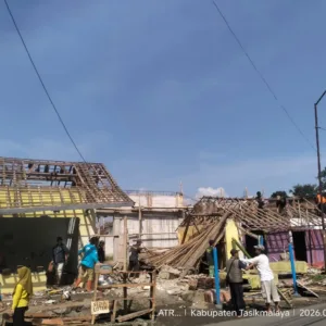 Pedagang Kios Mangunreja Legowo Kiosnya Dibongkar Demi Terwujudnya Koperasi Desa Merah Putih (KDMP)