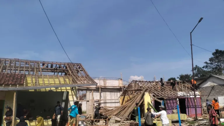 Pedagang Kios Mangunreja Legowo Kiosnya Dibongkar Demi Terwujudnya Koperasi Desa Merah Putih (KDMP)