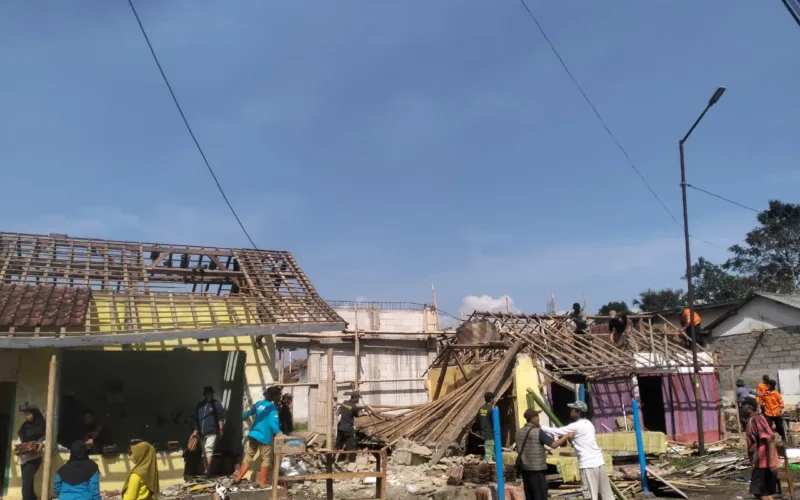 Pedagang Kios Mangunreja Legowo Kiosnya Dibongkar Demi Terwujudnya Koperasi Desa Merah Putih (KDMP)