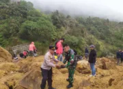 Polsek Cisurupan Bersama TNI Dan Warga Evakuasi Material Longsor Di Kawah Gunung Papandayan