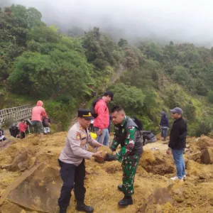 Polsek Cisurupan Bersama TNI Dan Warga Evakuasi Material Longsor Di Kawah Gunung Papandayan